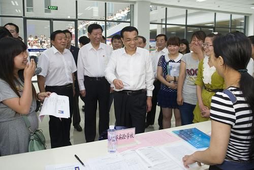     6月7日至8日，中共中央政治局常委、國務院總理李克強到河北邯鄲、邢臺、石家莊考察。這是6月8日，李克強來到河北師范大學了解大學生就業情況。新華社記者 黃敬文 攝