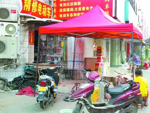 電動(dòng)車修理店的廢舊電池都被廢品收購(gòu)人員買走了