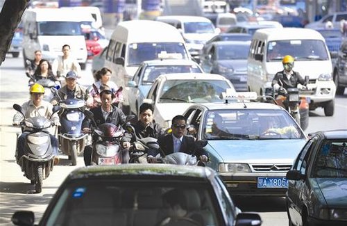 電動(dòng)車(chē)價(jià)格漲勢(shì)來(lái)襲 電池半月漲價(jià)三成（圖）