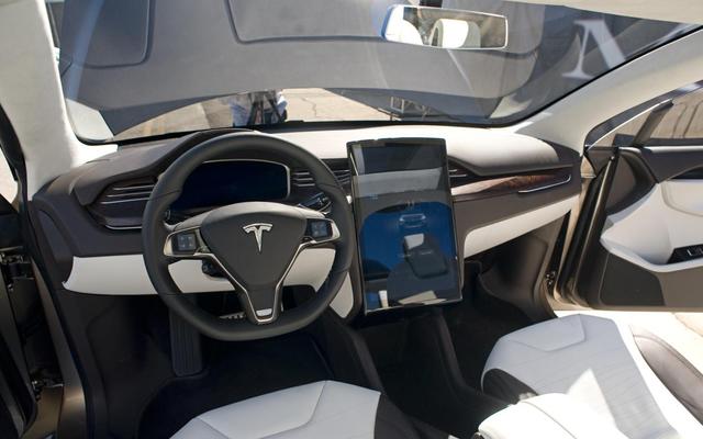 女性也愛電動車？特斯拉Model X訂單超半數為女性