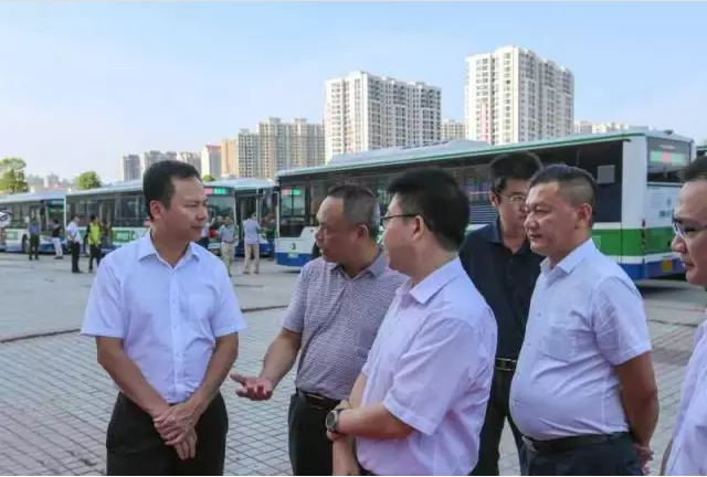 李耿堅(jiān)副市長(zhǎng)聽取營(yíng)銷一部副總經(jīng)理杜榮生介紹銀隆鈦電池的優(yōu)勢(shì)