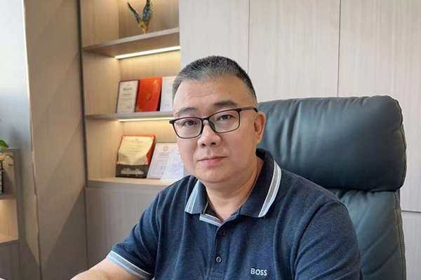 博鈉新能源石堅：祝愿大家新年快樂，家庭幸福！