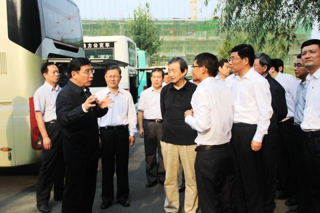 工信部部長(zhǎng)苗圩到天津松正等企業(yè)調(diào)研新能源車