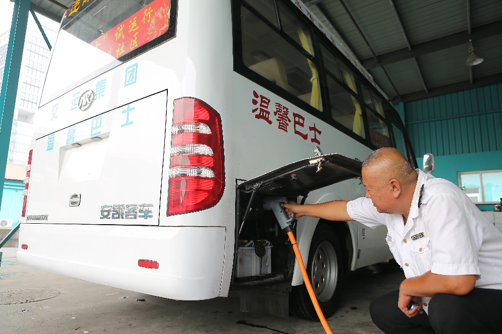青島最大規(guī)模充電群 車檔式終端手機(jī)操控 青島最大規(guī)模充電群 車檔式終端手機(jī)操控