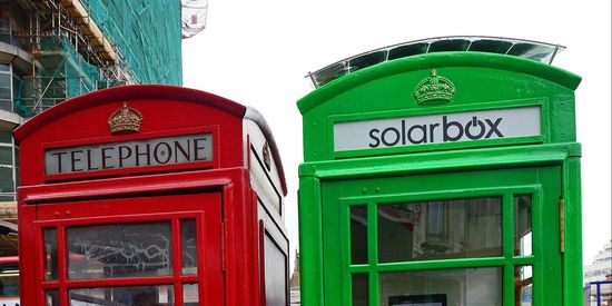 英國倫敦將廢棄電話亭改造為太陽能手機充電站 英國倫敦將廢棄電話亭改造為太陽能手機充電站
