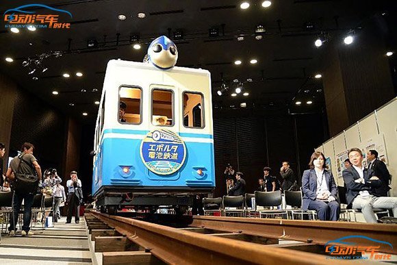 松下試驗(yàn)干電池驅(qū)動(dòng)1噸重紙板電車