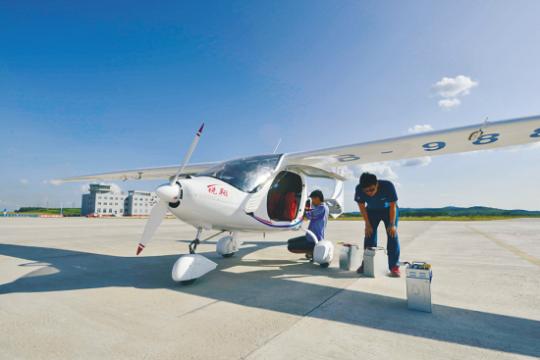 國內(nèi)首款裝載鋰電池新能源飛機在法庫完成試飛 國內(nèi)首款裝載鋰電池新能源飛機在法庫完成試飛