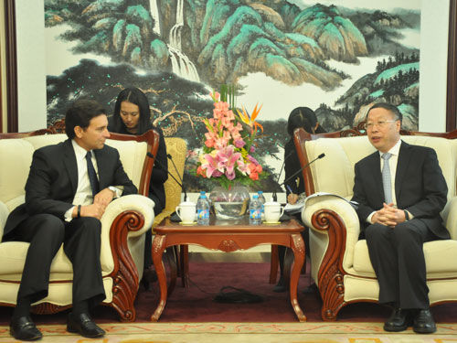 蘇波會見美國福特汽車公司總裁兼首席執(zhí)行官菲爾茲