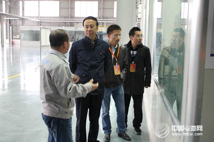 中國科學(xué)院萬立駿院士攜研究團(tuán)隊(duì)郭玉國、曹安民及嚴(yán)會(huì)娟等研究員一行蒞臨成都興能新材料有限公司進(jìn)行調(diào)研指導(dǎo)，并作學(xué)術(shù)報(bào)告和技術(shù)交流。