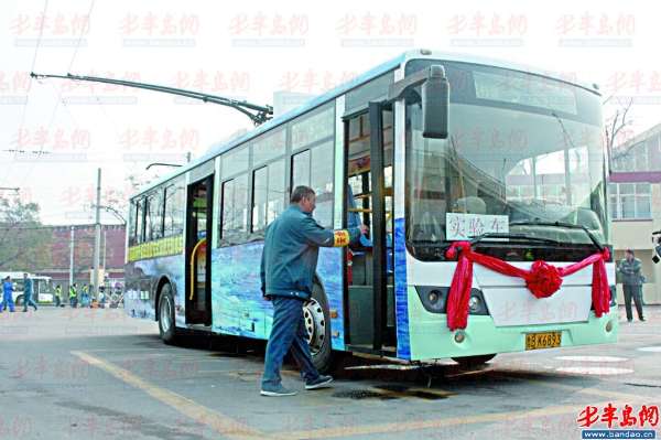 20日,島城首輛雙源無軌電車上路試跑。