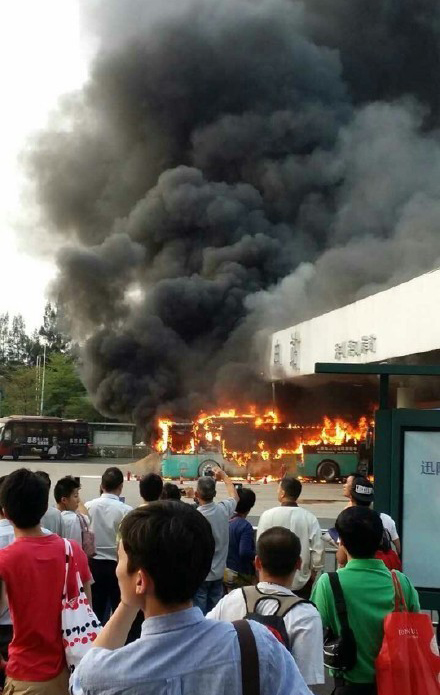 五洲龍純電動(dòng)A10巴士充電站內(nèi)電池起火 車身燒成鐵架 五洲龍純電動(dòng)A10巴士充電站內(nèi)電池起火 車身燒成鐵架