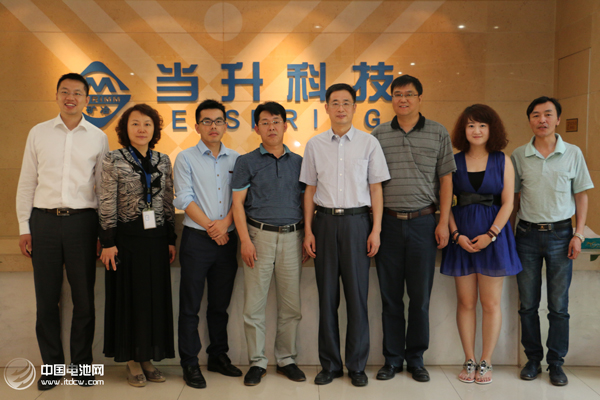 曲曉力（左二）2015答案在現(xiàn)場——2015中國鋰電新能源產(chǎn)業(yè)鏈調(diào)研團參觀當升科技
