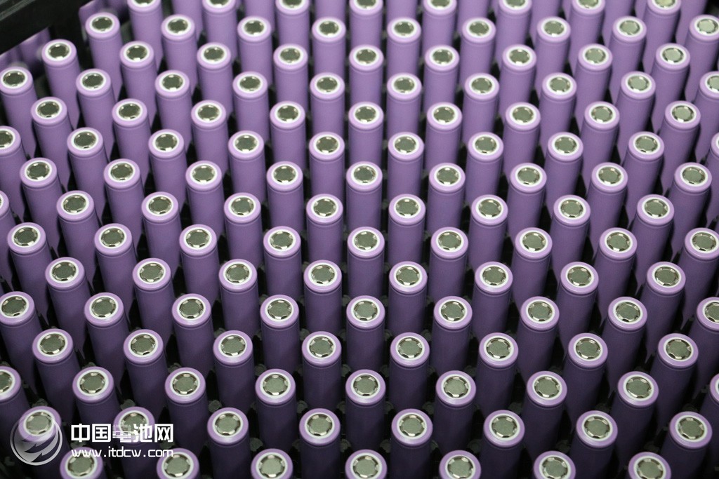 瘋狂的鋰電池:新能源汽車帶來(lái)的機(jī)遇和挑戰(zhàn) 瘋狂的鋰電池:新能源汽車帶來(lái)的機(jī)遇和挑戰(zhàn)