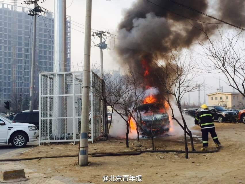 通州一汽車充電時自燃 焚毀成骨架