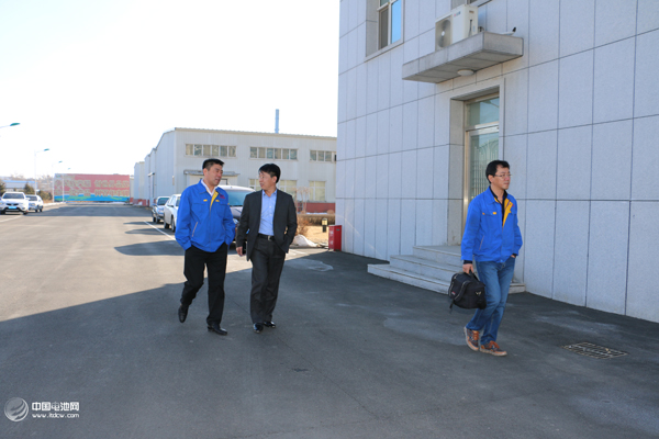 鴻圖隔膜董事長張漢鴻、副總經理周洪臣及中國電池網創始人于清教