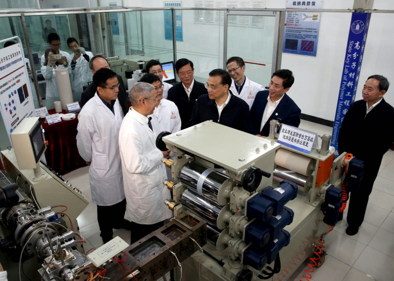 李克強考察四川大學(xué)高分子材料工程國家重點實驗室