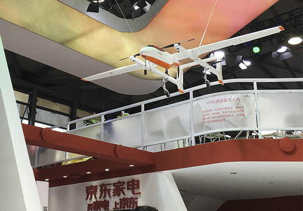 第二屆亞洲消費(fèi)電子展(CES Asia)上，京東曝光了正在研發(fā)中的兩款用來(lái)送貨的無(wú)人機(jī)。 澎湃新聞?dòng)浾?楊鑫倢 圖