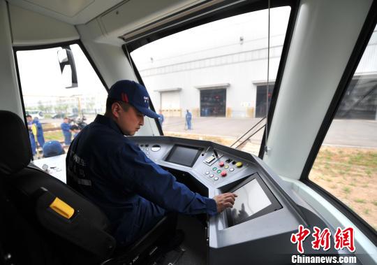 圖為電車(chē)駕駛艙。　翟羽佳 攝