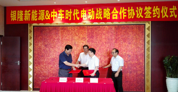魏銀倉董事長與申宇翔董事長親切握手，慶祝戰(zhàn)略合作協(xié)議簽訂