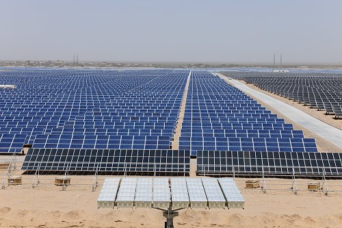 中民新能：全球最大單體光伏電站項(xiàng)目一期首批380兆瓦并網(wǎng)發(fā)電