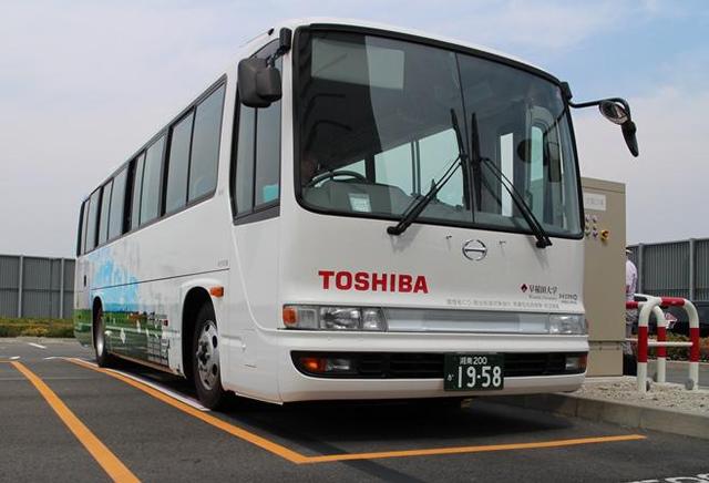 特斯拉過時了？東芝測試電動巴士無線充電技術