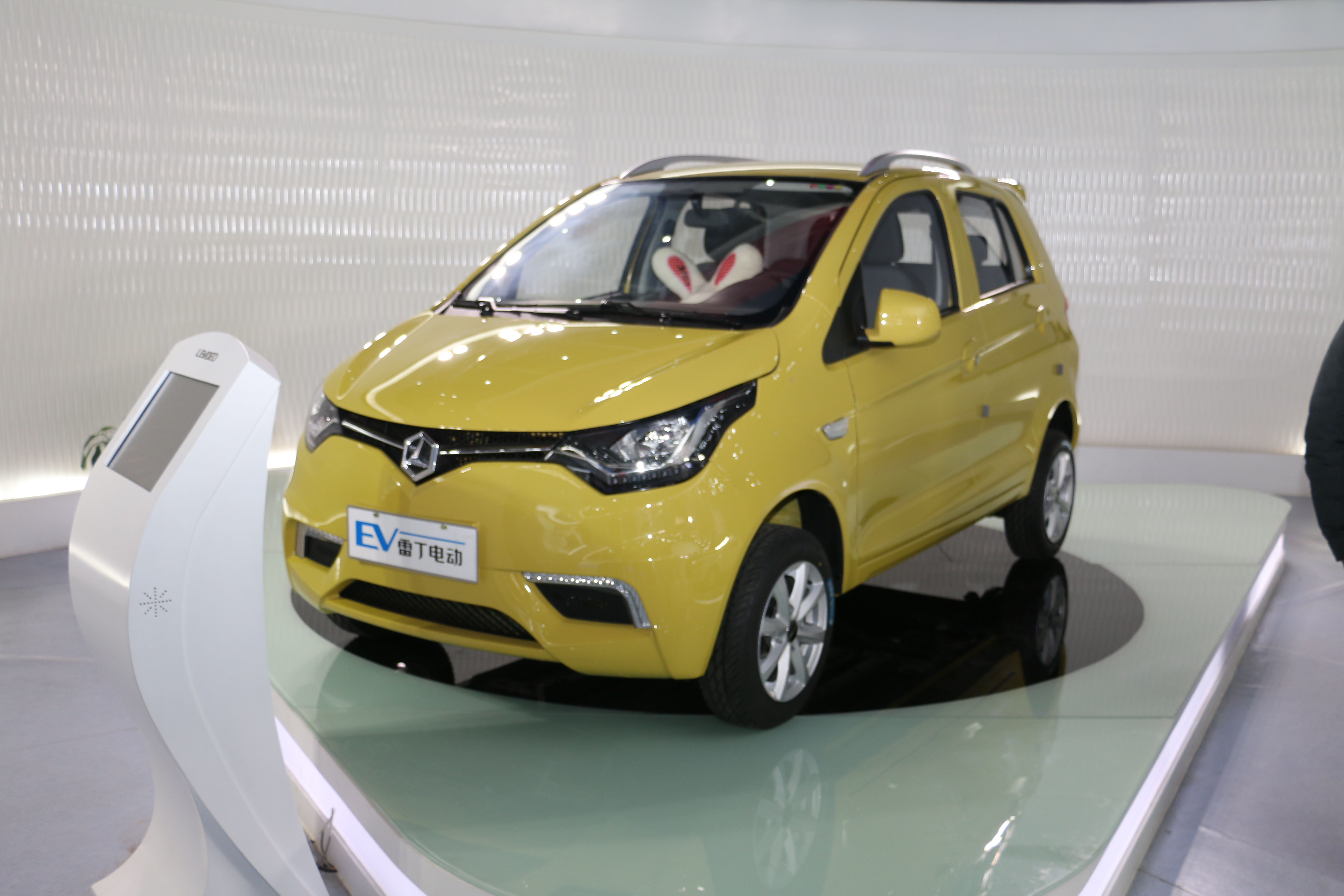 尷尬的“四輪電動(dòng)車”：銷售很火爆 上路無牌照