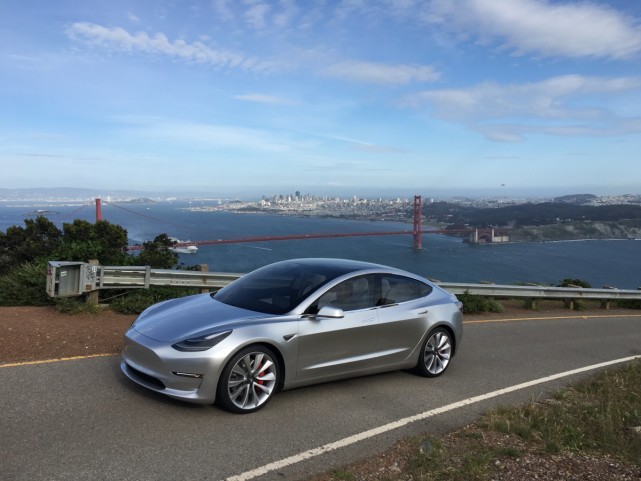 首批Model 3交付在即 能否拯救特斯拉？