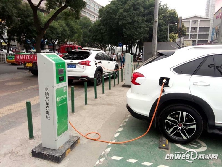 西安街頭的電動汽車充電樁 西安街頭的電動汽車充電樁