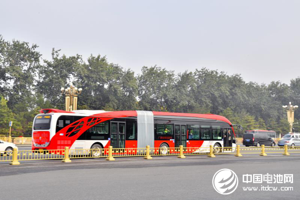 18米純電動公交車比北京城區(qū)運(yùn)行的普通公交車要長出一半，空間更大
