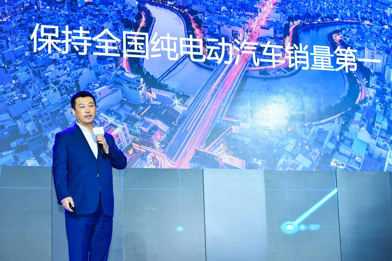 產(chǎn)銷首破10萬(wàn)+，北汽新能源“引領(lǐng)2025”戰(zhàn)略起錨