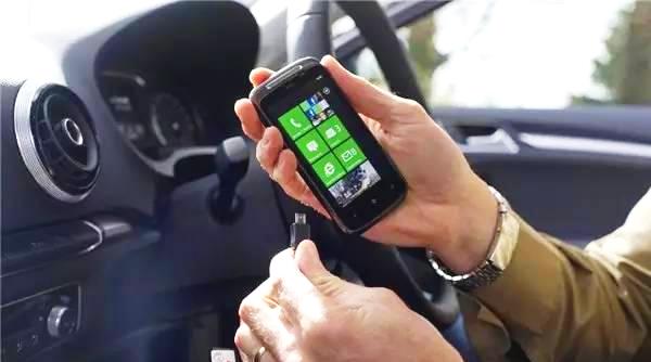 科普：開車給手機充電后果居然這么嚴重！