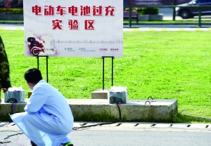 在過充實(shí)驗(yàn)區(qū)，過充的電池產(chǎn)生氫氣，致使包裹電池的塑料袋爆炸