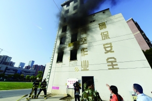 實(shí)驗(yàn)中的一輛電動車起火后，產(chǎn)生大量濃煙