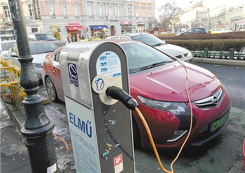 布達(dá)佩斯中心區(qū)的公共充電站，方便電動(dòng)車充電。 翟朝輝攝
