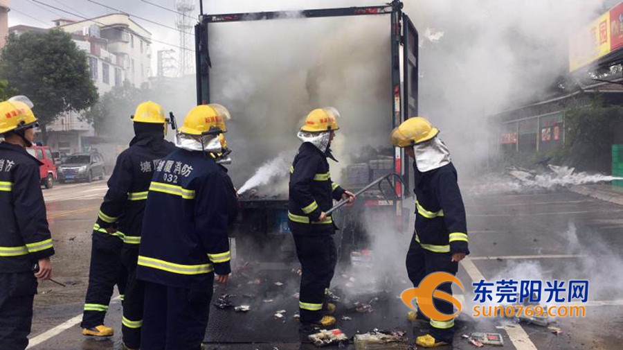 東莞貨車突然著火 一車電池全沒了 東莞貨車突然著火 一車電池全沒了