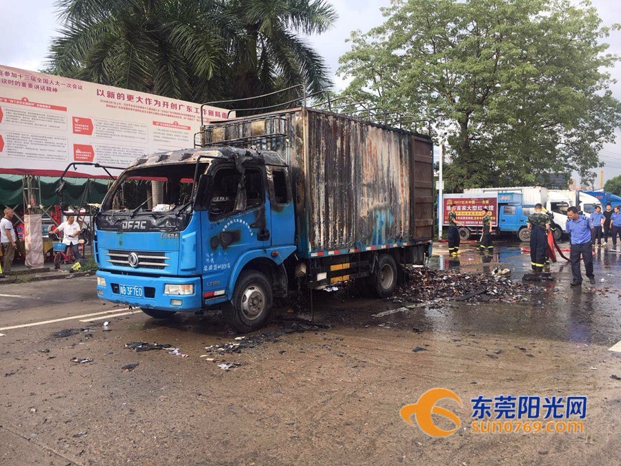 東莞貨車突然著火 一車電池全沒了 東莞貨車突然著火 一車電池全沒了