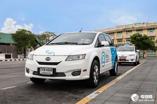 產(chǎn)銷突破100萬輛 新能源汽車跨過新分水嶺 