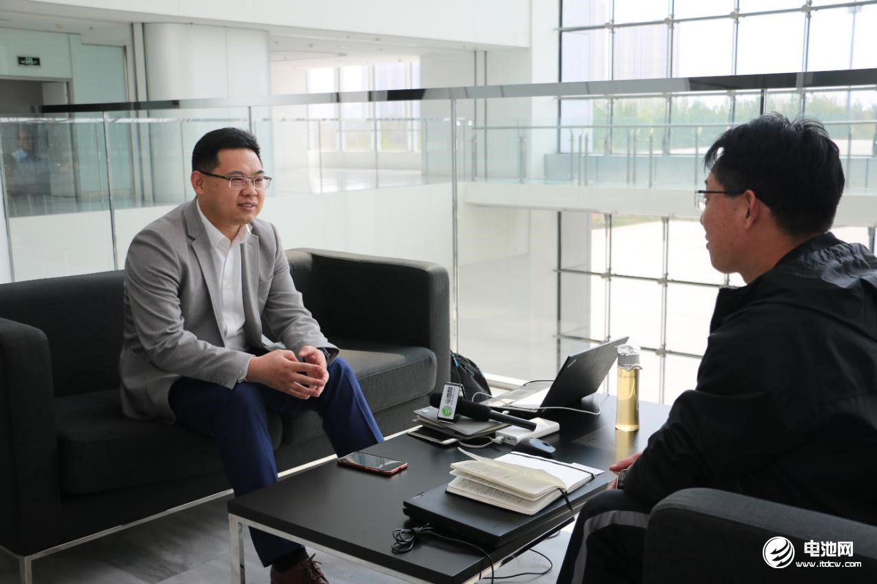 中關村新型電池技術創新聯盟秘書長于清教專訪蜂巢能源總經理楊紅新(左) 中關村新型電池技術創新聯盟秘書長于清教專訪蜂巢能源總經理楊紅新(左)