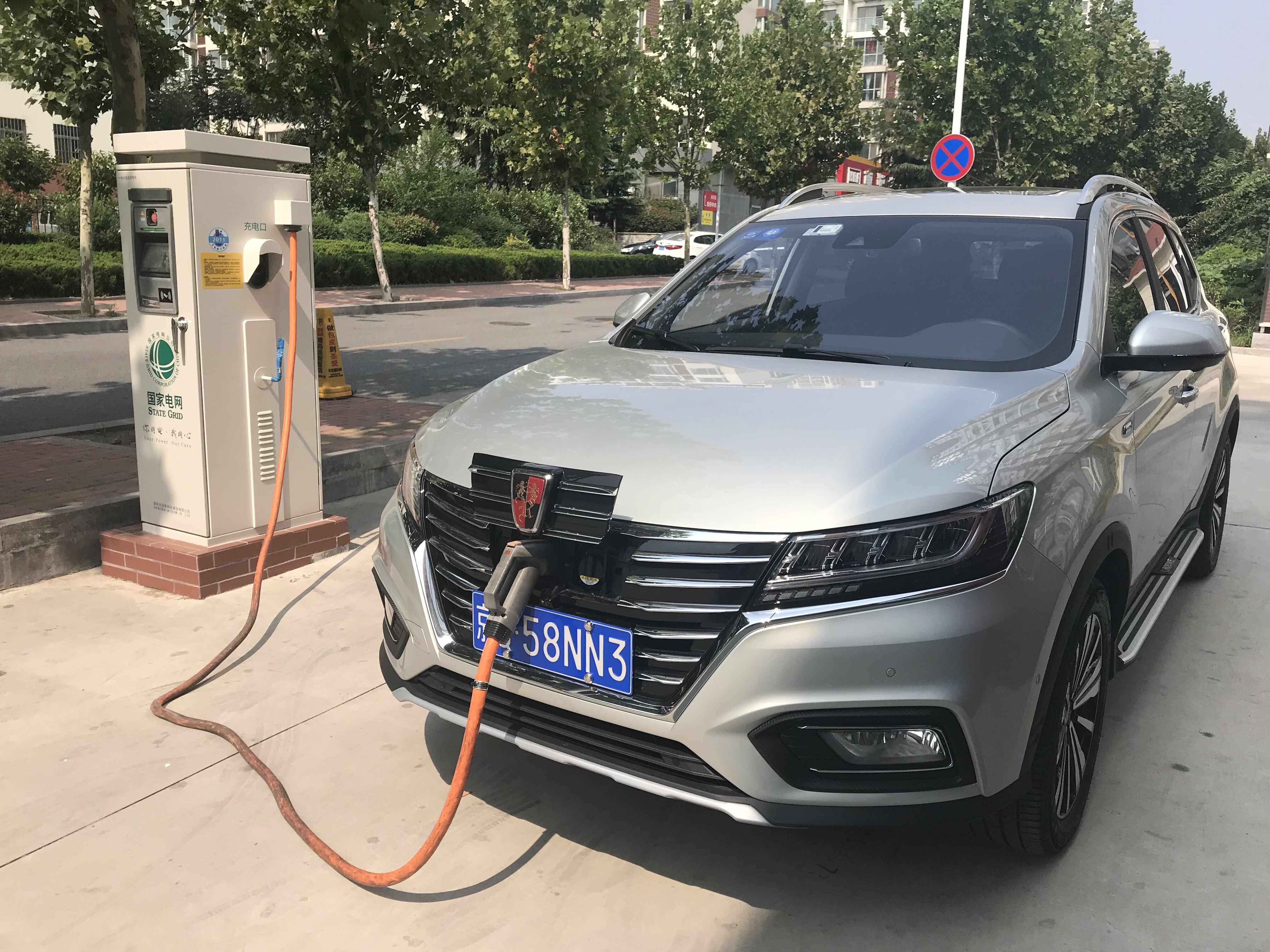 上汽榮威ERX5 充電中 上汽榮威ERX5 充電中