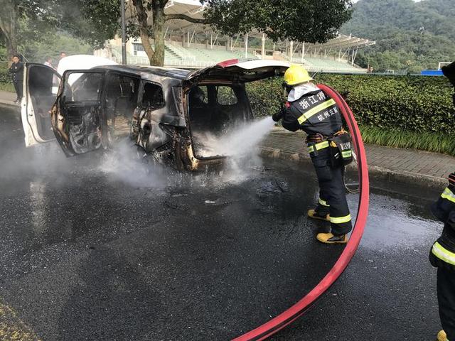 新能源車(chē)行駛中顯示電瓶故障 不到1分鐘便燃起大火
