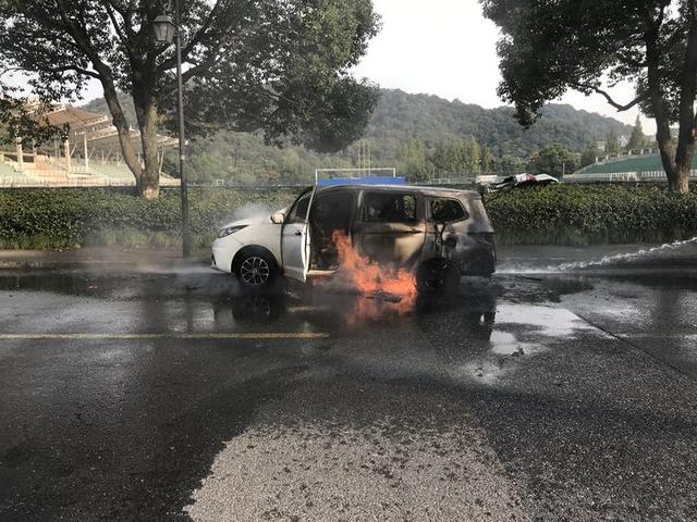 新能源車(chē)行駛中顯示電瓶故障 不到1分鐘便燃起大火