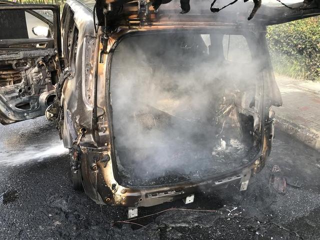新能源車(chē)行駛中顯示電瓶故障 不到1分鐘便燃起大火