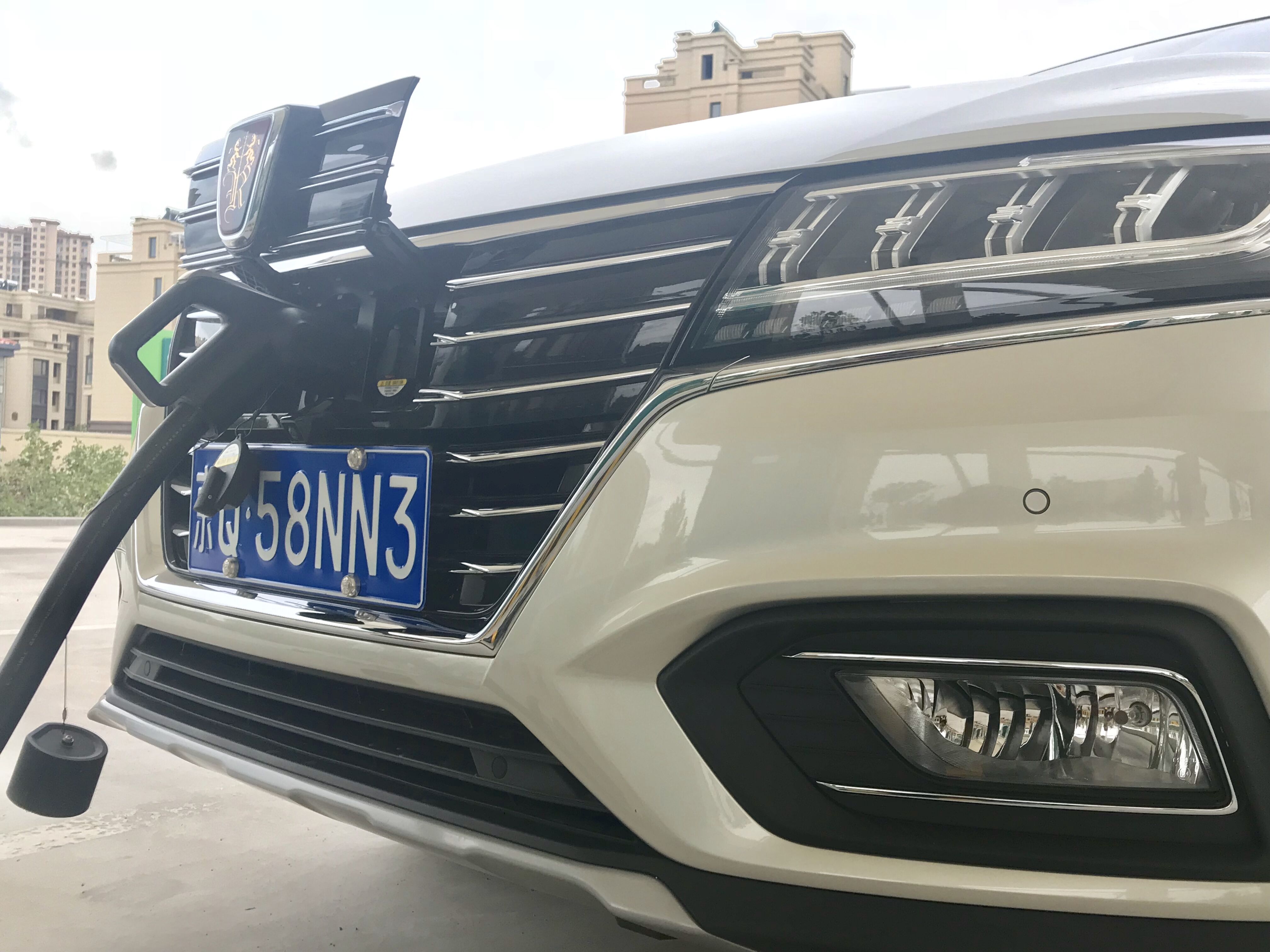 上汽榮威ERX5純電動充電中