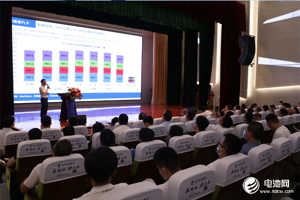 電池百人會(huì)企業(yè)家“問道”長(zhǎng)興暨后疫情時(shí)代·2020中國電池新能源產(chǎn)業(yè)鏈生態(tài)健康發(fā)展企業(yè)家論壇現(xiàn)場(chǎng)