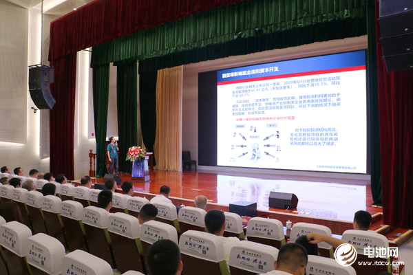 電池百人會(huì)企業(yè)家“問(wèn)道”長(zhǎng)興暨后疫情時(shí)代·2020中國(guó)電池新能源產(chǎn)業(yè)鏈生態(tài)健康發(fā)展企業(yè)家論壇現(xiàn)場(chǎng)