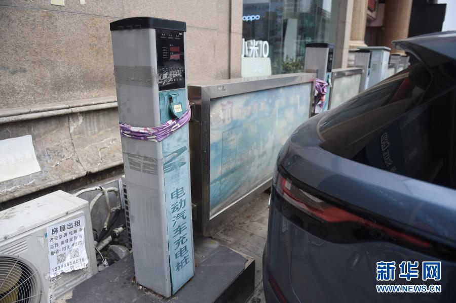 淮南朝陽路供電營業廳電動汽車充電站拍攝的一個充電樁