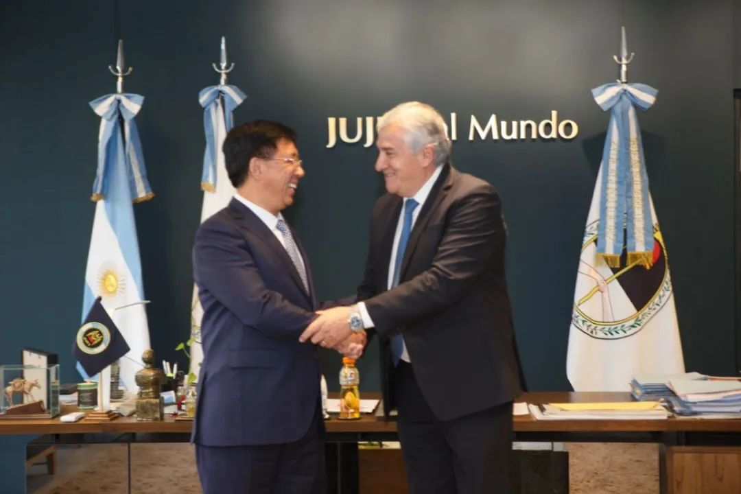 JEMSE總裁菲利普·阿爾博諾茲（Felipe Albornoz）（左）、國軒高科高級副總裁、工研總院院長蔡毅（右）分別代表雙方簽約
