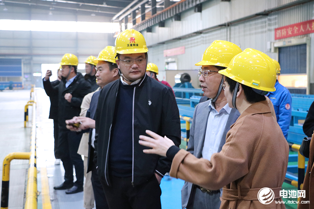 中國電池新能源產業(yè)鏈調研團一行參觀考察五星鋁業(yè)
