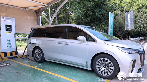 充電中的新能源汽車 電池網資料圖