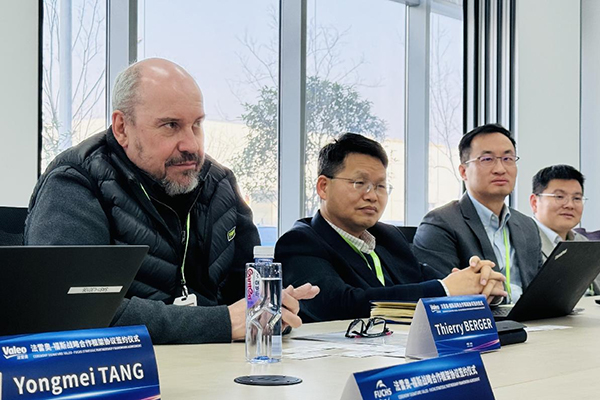 從左至右：法雷奧熱系統(tǒng)中國區(qū)副總裁Thierry Berger、熱系統(tǒng)中國區(qū)動力總成運營總監(jiān)王晶、熱系統(tǒng)中國區(qū)研發(fā)總監(jiān)楊乾洪、平臺經理孫鍵淇